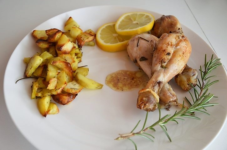 Foto pollo al limone con contorno di patate speziate