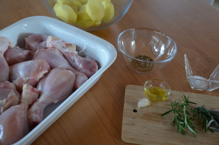 Foto pollo al limone con contorno di patate speziate 