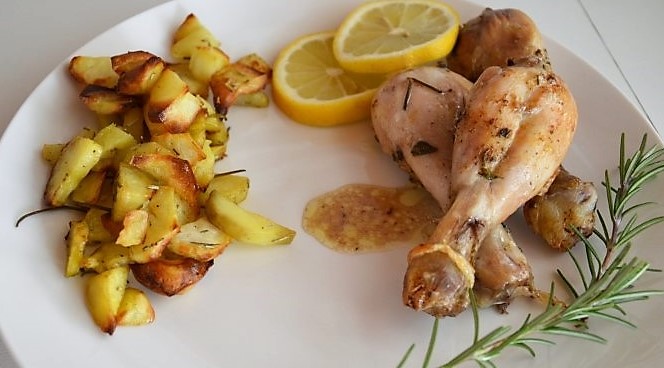 Foto pollo al limone con contorno di patate speziate in evidenza
