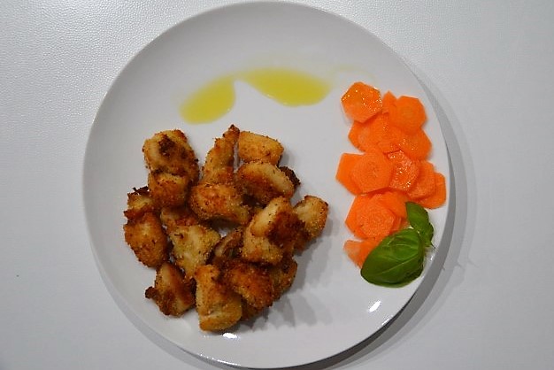 Nuggets di pollo croccante al forno impiattamento