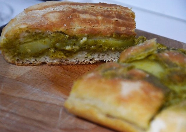 Focaccia pesto patate e stracchino