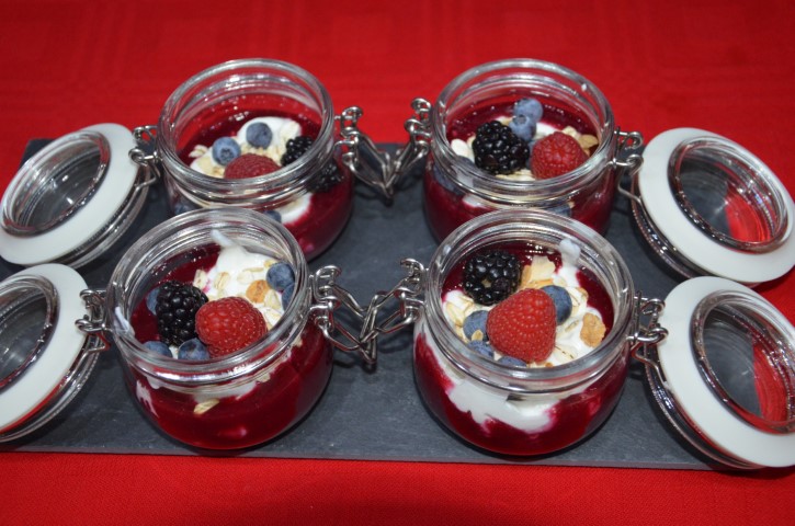 Vasetti di yogurt greco muesli e frutti di bosco (84)