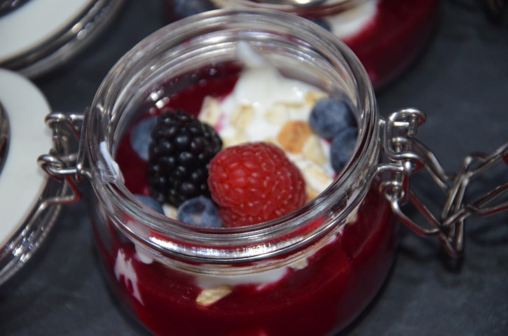 Vasetti di yogurt greco muesli e frutti di bosco (85)