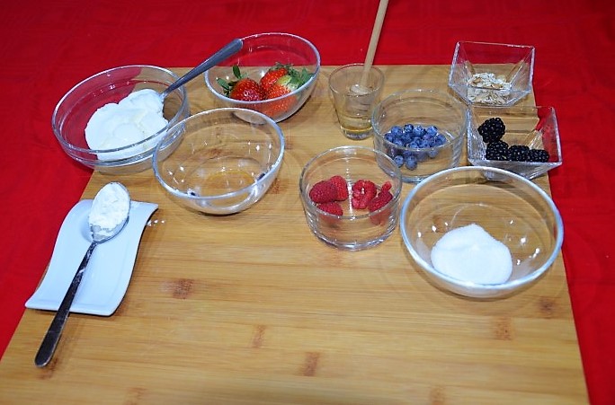 Vasetti di yogurt greco muesli e frutti di bosco (9)