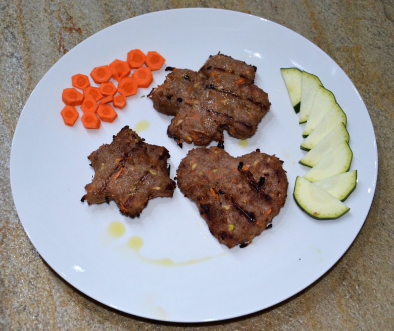 Hamburger di bovino con carote e zucchine