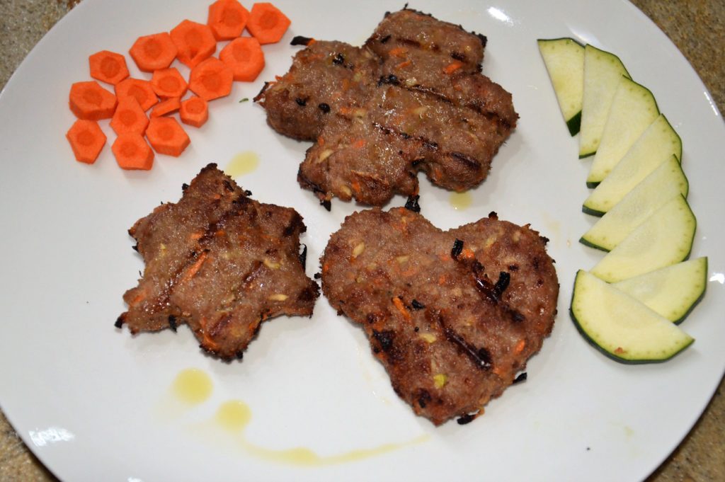 Hamburger di bovino con carote e zucchine 