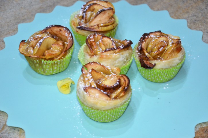 Rose di pasta sfoglia mele e cannella