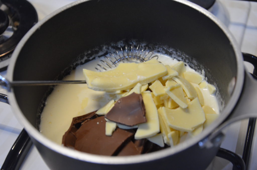 Torta ai tre cioccolati con fragole