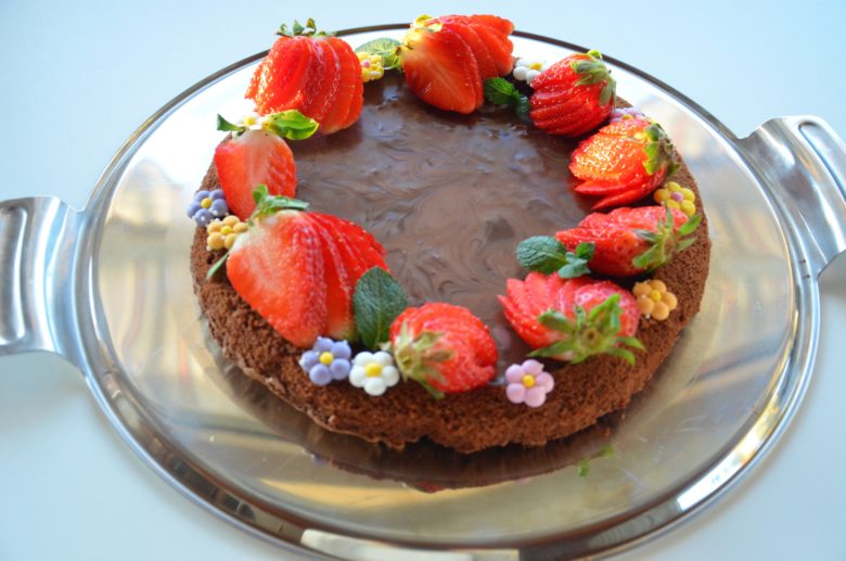 Torta ai tre cioccolati con fragole