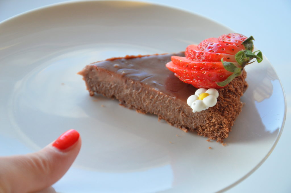 Torta ai tre cioccolati con fragole