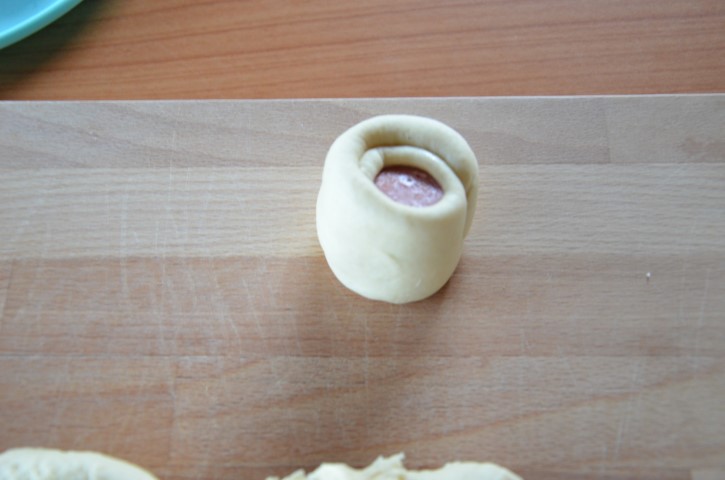 Rustici di pan brioche con wurstel o prosciutto e formaggio