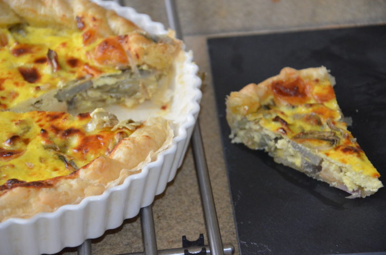 Torta salata con carciofi freschi di stagione e formaggio