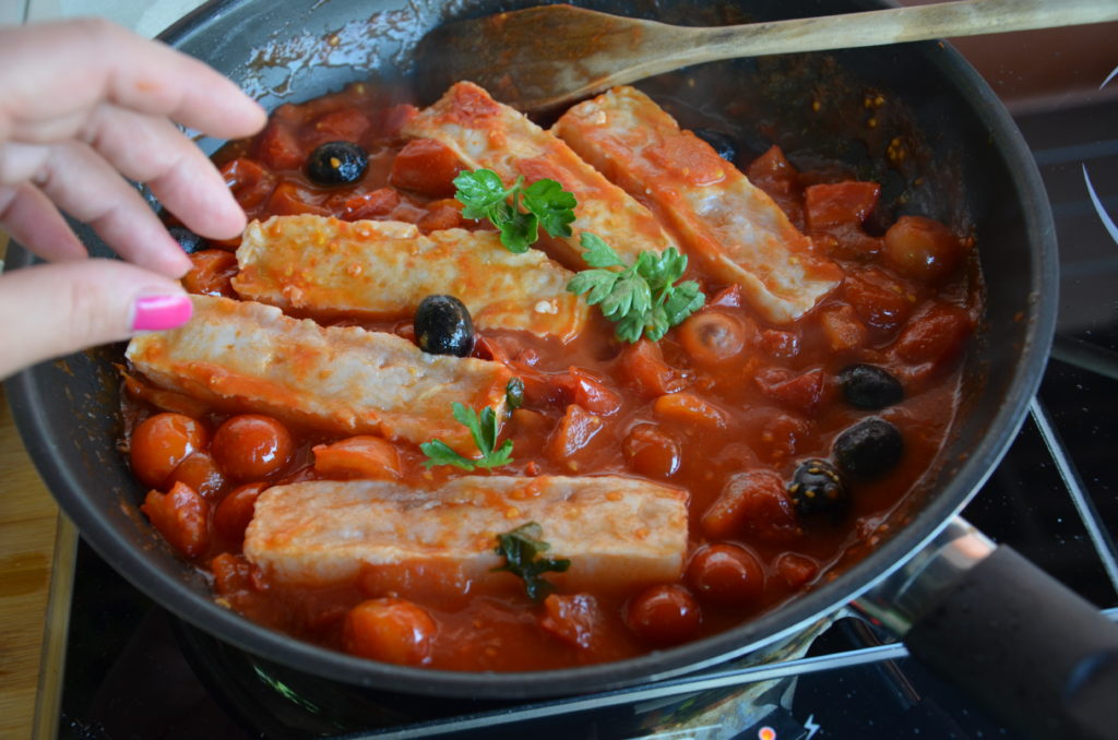 Filetti di merluzzo, pomodorini e olive