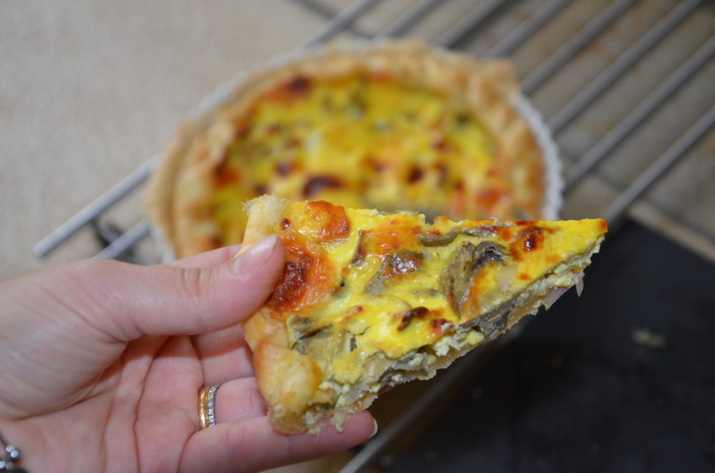 Torta salata con carciofi freschi di stagione e formaggio