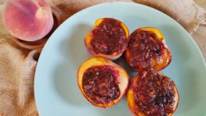 Pesche ripiene con amaretti e cioccolato fondente