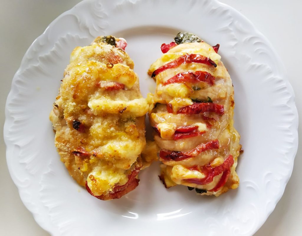 Petto di pollo al forno con mozzarella, pomodoro e basilico