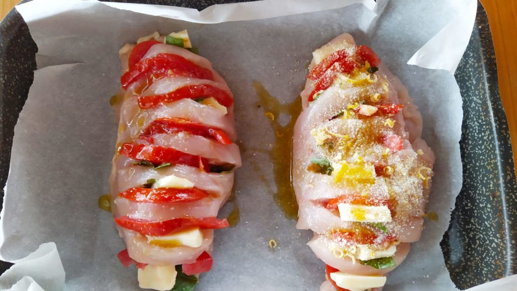 Petto di pollo al forno con mozzarella, pomodoro e basilico